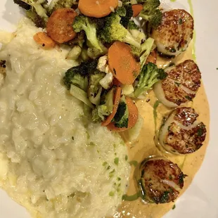 Crispy grilled Scallops with veggies and risotto. That's what I'm having next time!