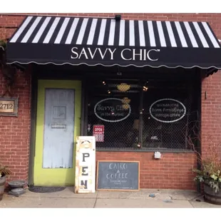 the entrance to savvy chic