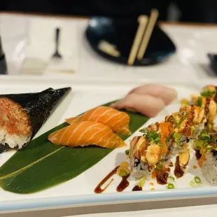 Spicy tuna hand roll, sake nigiri, yellowtail nigiri, Antelope Sushi Roll(8 piece)