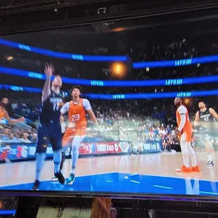 Doncic with easy layup shot in 4th quarter to protect the Mavericks lead over Phoenix!