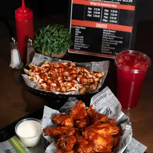 a plate of wings and a drink