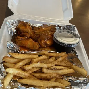 Buffalo wings, seasoned Fries
