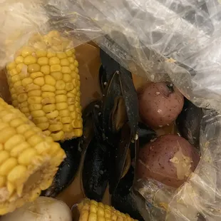 1lb. Black mussels/corn/potatoes/eggs