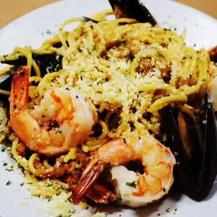 Seafood garlic noodles