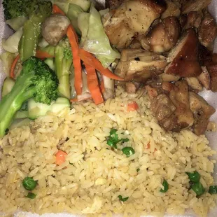chicken, rice, broccoli, and carrots in a styrofoam container