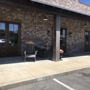 the outside of a restaurant