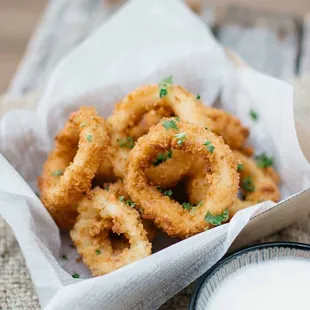 a basket of fried onion rings