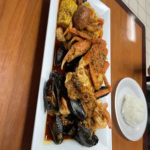 Mussels, Peeled shrimp, Crab legs, Potato&apos;s, Corn