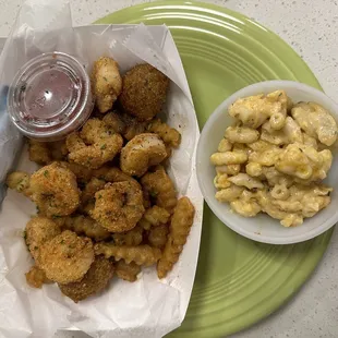 Fried shrimp plate with a side of spicy Mac and cheese.