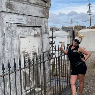 Cajun Queen teaching graveyard history.