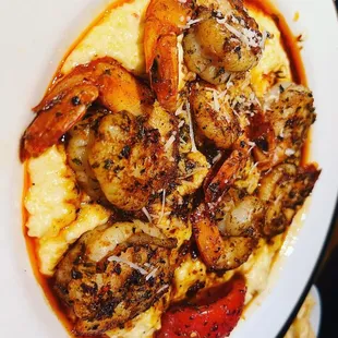 a plate of shrimp and grits