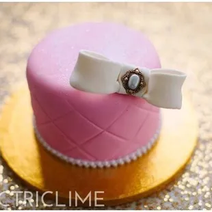 Fondant cake with pearls and bow