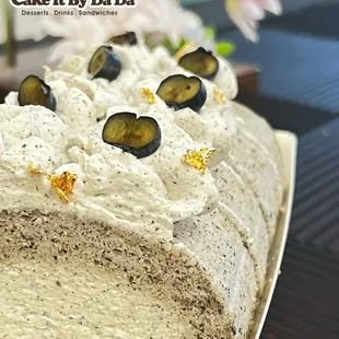 Signature Black sesame chantilly Roll