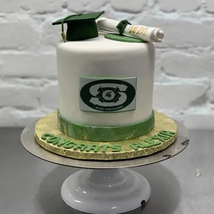 a graduation cake