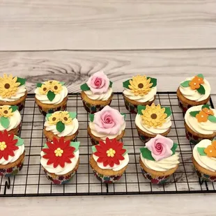 Edible flowers topper cupcakes.