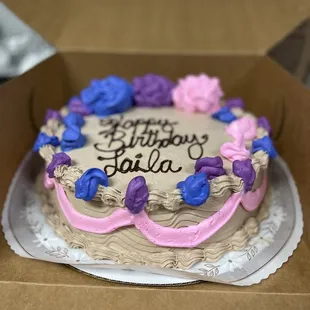 Very messy presentation. I assumed the good reviews meant this place knew how to make professional cake decorations. I guess not.