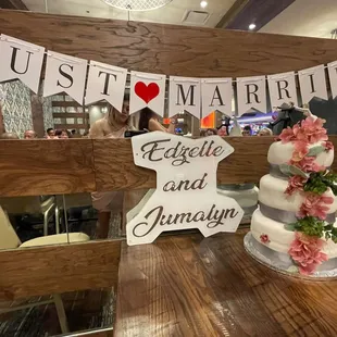 a wedding cake and just married sign