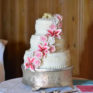 Hawaiian inspired wedding cake with piggy toppers