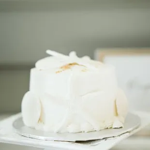 Beachy wedding cake (Kat Ma Photography)