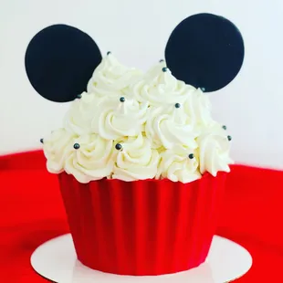 Giant cupcake smash cake 
Everything edible in this cake 
Looks super cute in smash cake picture