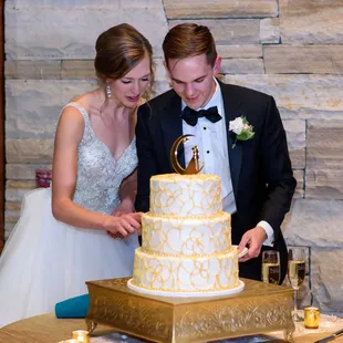 We loved our wedding cake from Cakes Amore! All our expectations for delivery, appearance, and taste were exceeded! (Oct 2017)