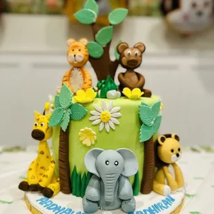 a jungle themed cake