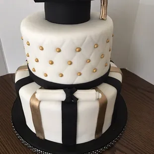 Cap and diploma university graduation cake !