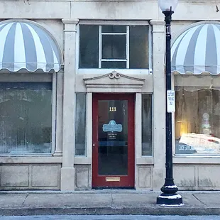 the front of a bakery