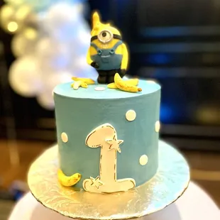 Minion smash cake