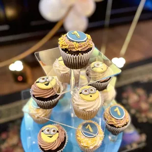 Minion cupcakes