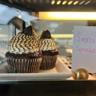 S'mores cupcakes. Love that they got the toasting effect on the frosting. Beautiful piping highlights the texture.