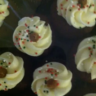 mini red velvet cinnamon cupcakes