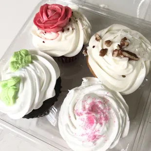 4 cupcakes (red velvet, strawberry, chocolate and Italian creme)