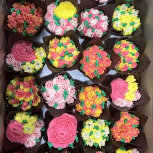 Floral cupcakes in buttercream