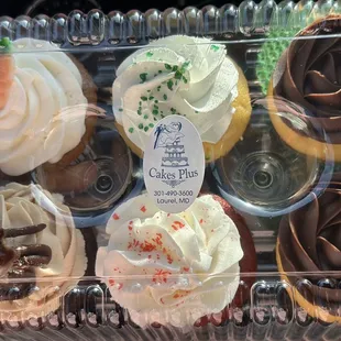 This 6 pack has carrot cake, key lime, red velvet, snickers and yellow cake with fudge icing.