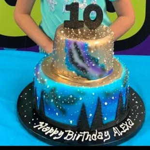 Cake made by Cakeworld.  As you can see from the other picture I provided to Cakeworld, I didn&apos;t expect to see any gold.  Very Disappointed!