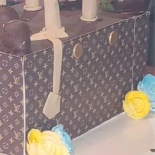 Louis Vuitton Tote Purse Cake (4 layers cake)