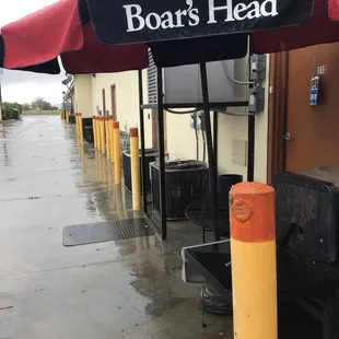 the outside of a boat's head restaurant
