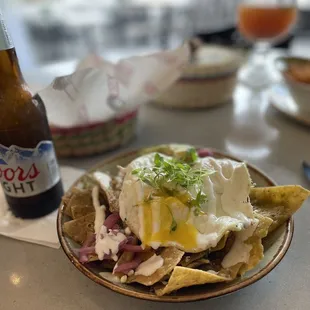 Chilaquiles verdes con huevo.