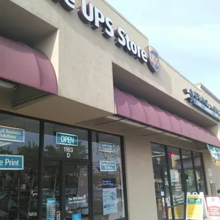 Calaveras Square - UPS store