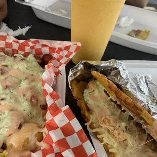 Salchipapa, Patacón con pollo, y jugo de Maracuya (passion fruit).