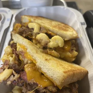 a sandwich with macaroni and cheese