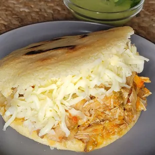 Arepa Catira
(Shredded chicken and cheese)