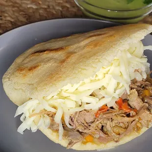 Arepa Pelua
(Shredded beef and cheese)