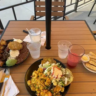 Bandeja Paisa, Arroz con Mariscos, jugo de mora y jugo de guanábana.