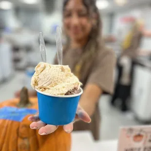 Jenny presenting Horchata / Heavenly Hash double scoop!!