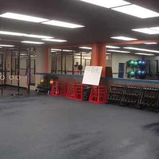 Offering group strength and conditioning classes that are led by Certified Personal Trainer.