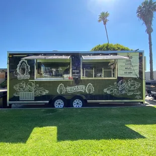 I&apos;ll take some tacos, The Sumo &amp; a bev for here, please