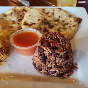 Pupusa platter with casamiento