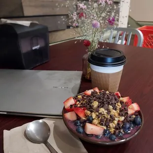 Acai powerbowl with small Chai tea latte